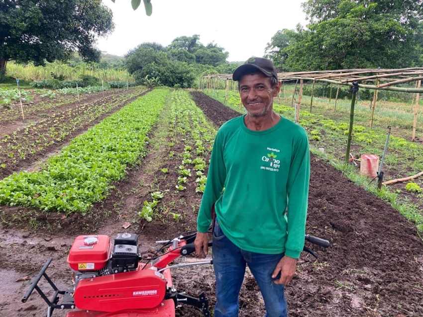 Com apoio da Seaf e ajuda da fam&iacute;lia, agricultor de Barra do Gar&ccedil;as mecaniza produ&ccedil;&atilde;o e amplia colheita de hortali&ccedil;as
