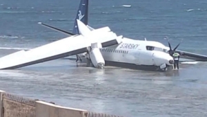 Avi&atilde;o com 55 pessoas faz pouso de emerg&ecirc;ncia e para em praia na Som&aacute;lia
