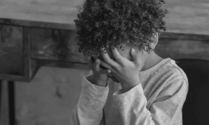 M&atilde;e &ldquo;envenena&rdquo; filha de 4 anos e amea&ccedil;a jogar em po&ccedil;o