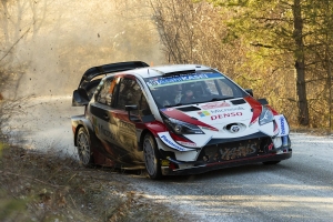 Carros de rally: alta velocidade em estradas pe &aacute;reas
