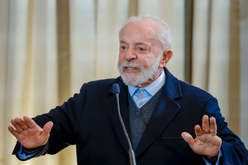Lula volta ao Brasil com miss&atilde;o de estancar crise provocada pela fraude no INSS