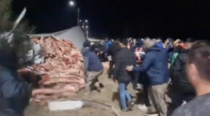 Argentinos saqueiam caminh&atilde;o com 23 toneladas de carne e cena impressiona