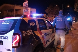 Homem invade casa de ex e agride ela e o atual com fac&atilde;o