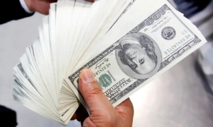 D&oacute;lar desaba ap&oacute;s tarifas de Trump e atinge menor valor em seis meses