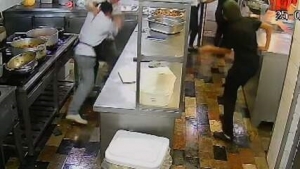 Cozinheiro esfaqueia colega de trabalho em restaurante; veja v&iacute;deo