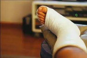 Homem quebra p&eacute;s ao pular do 2&ordm; andar fugindo do marido da amante