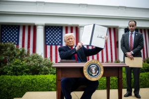 Bolsas globais e d&oacute;lar caem um dia ap&oacute;s an&uacute;ncio de &lsquo;tarifa&ccedil;o&rsquo; de Trump; veja impactos