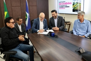 Governador assina decreto e garante repasse aos munic&iacute;pios para manuten&ccedil;&atilde;o de estradas