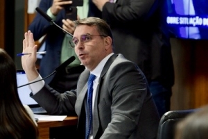 Flavio Bolsonaro em audi&ecirc;ncia da Comiss&atilde;o do Seguran&ccedil;a P&uacute;blica do Senado