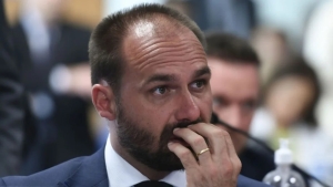PF determina retorno imediato de Eduardo Bolsonaro ao cargo de escriv&atilde;o