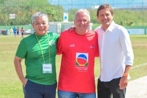Zico entre Milton  Muranaga e o ex-jogador Leonardo