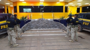 PRF apreende 400 kg de coca&iacute;na avaliada em R$ 72 milh&otilde;es na rodovia BR-364 em Cuiab&aacute;