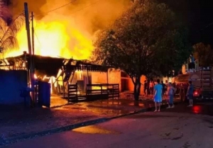 Mulher morre carbonizada dentro de casa destru&iacute;da por inc&ecirc;ndio