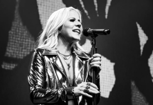 Cantora cobra d&iacute;vida na Justi&ccedil;a