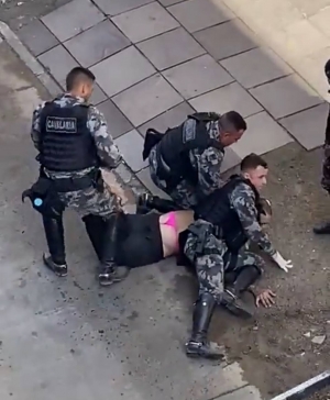 Pol&iacute;cia prende homem violento e quando &eacute; algemado aparece uma calcinha rosa; VEJA V&Iacute;DEO