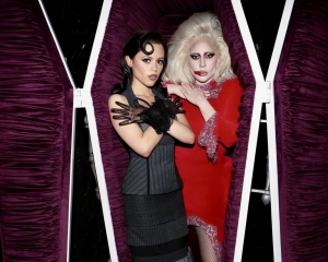 Jenna Ortega e Gaga durante as grava&ccedil;&otilde;es