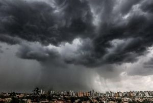 Chuvas intensas provocam alagamentos e transtornos em Cuiab&aacute;