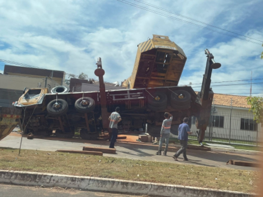 Guindaste tomba sobre casa durante coloca&ccedil;&atilde;o de piscina em MT