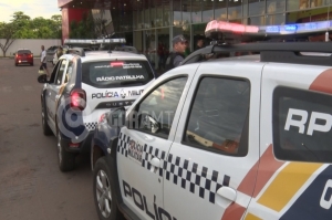 Viaturas da Pol&iacute;cia Militar no supermercado
