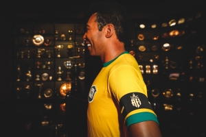 Est&aacute;tua de cera do Rei Pel&eacute;, camisa ic&ocirc;nica inspira nova cole&ccedil;&atilde;o