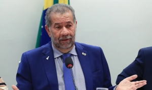 Carlos Lupi, ex-ministro da Previd&ecirc;ncia, vai depor &agrave; CPMI do INSS na pr&oacute;xima segunda