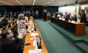 CCJ da C&acirc;mara aprova avan&ccedil;o de propostas que extinguem escala 6x1