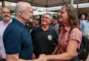 &ldquo;&Eacute; uma virada de chave na hist&oacute;ria da agricultura familiar de Cuiab&aacute;&rdquo;, afirma produtora em entrega de m&aacute;quinas