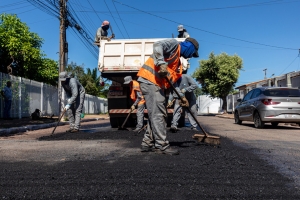 Prefeitura de Cuiab&aacute; tapou mais de 80 mil buracos em 2025 e executa ampla frente de obras