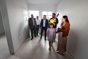 Mais 595 casas entregues em Cuiab&aacute;: &ldquo;minha fam&iacute;lia vai morar em seguran&ccedil;a&rdquo;, afirma beneficiado pelo SER Fam&iacute;lia Habita&ccedil;&atilde;o&rdquo;