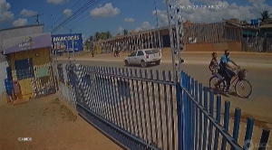 Veja v&iacute;deo - Antes de ser morta, mulher aparece na garupa da bicicleta do assassino