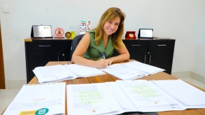 Fl&aacute;via Moretti sanciona leis de PCCS e garante valoriza&ccedil;&atilde;o esperada h&aacute; d&eacute;cadas pelos servidores