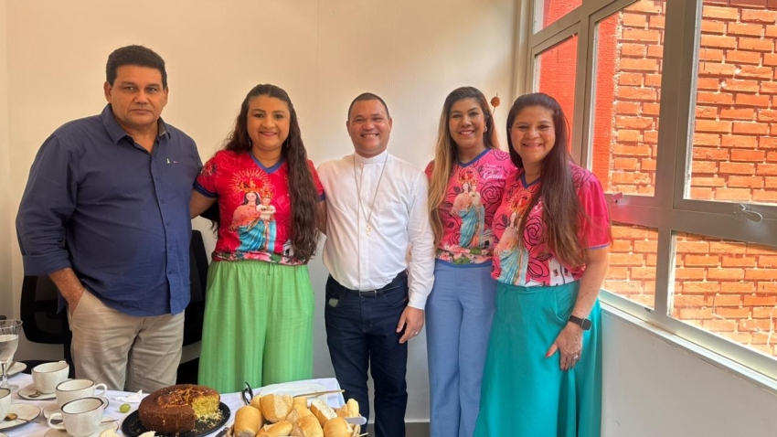 Entrega das doa&ccedil;&otilde;es para o Bazar da Guia &eacute; celebrada com caf&eacute; da manh&atilde;