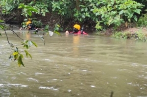 Mergulhadores em busca da v&iacute;tima