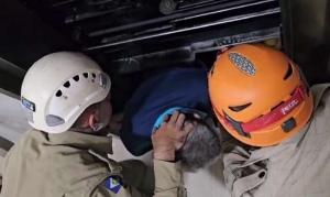 Casal de idosos &eacute; resgatado ap&oacute;s ficarem presos em elevador; V&Iacute;DEO