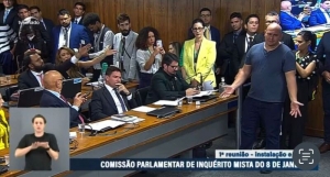 Deputada trans detona Ab&iacute;lio por usar camiseta e jeans na C&acirc;mara