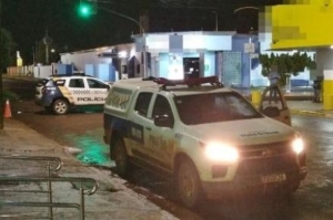 Homem &eacute; morto a tiros em Ju&iacute;na no meio da rua