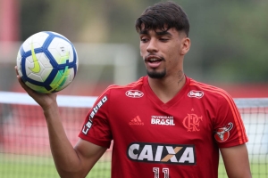 Lucas Paquet&aacute; treinando no Flamengo, em 2018