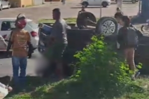 Carro de funer&aacute;ria capota e corpo fica exposto em avenida de Cuiab&aacute;