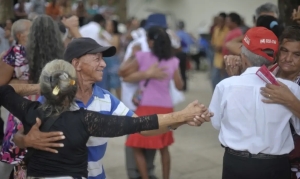 Expectativa de vida no pa&iacute;s sobe para 76,6 anos, a maior j&aacute; registrada