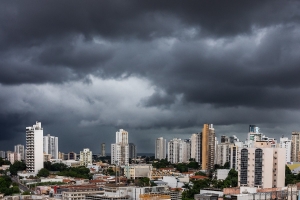 Calor e pancadas de chuva devem marcar o fim de semana em Cuiab&aacute;