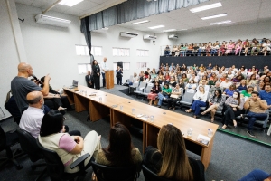 Prefeito elogia professores e aposta em &ecirc;xito das escolas no combate &agrave; viol&ecirc;ncia dom&eacute;stica