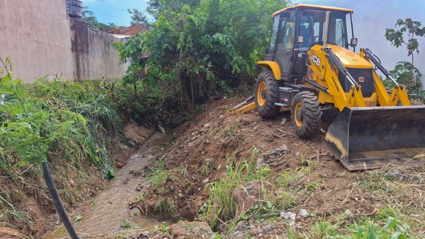 Grandes volumes de lixo dificultam avan&ccedil;os nas a&ccedil;&otilde;es de limpeza em c&oacute;rregos de V&aacute;rzea Grande