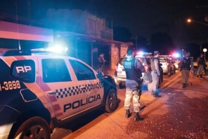 Homem pula muro, arrasta mulher a for&ccedil;a de festa, tenta agredir PM e &eacute; preso em MT