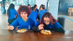 Estudantes aprovam refor&ccedil;o di&aacute;rio de frutas e alimenta&ccedil;&atilde;o saud&aacute;vel na Rede Estadual