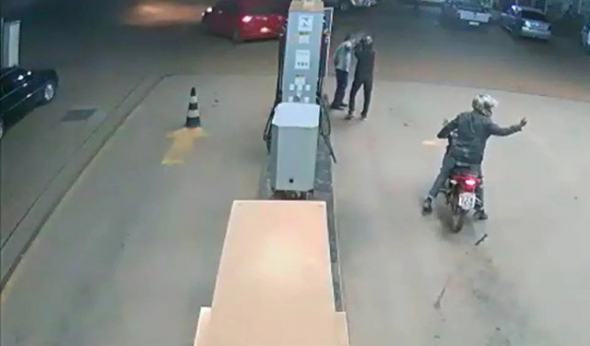 Chocante: Frentista leva tiro na cabe&ccedil;a durante assalto; veja v&iacute;deo
