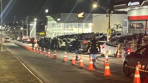 Opera&ccedil;&atilde;o Lei Seca prende oito condutores na avenida da FEB em V&aacute;rzea Grande