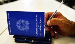 Taxa de desemprego em agosto fica em 5,6% e repete recorde de m&iacute;nima