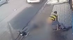 Homem rendido desarma PM, atira em 2 policiais e foge; veja v&iacute;deo