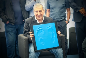 Governo do Estado eterniza os p&eacute;s de Carlos Alberto Parreira na Cal&ccedil;ada da Fama do Maracan&atilde;.