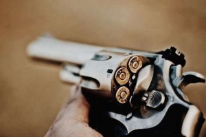 Adolescente &eacute; apreendida com rev&oacute;lver calibre 38 na bolsa